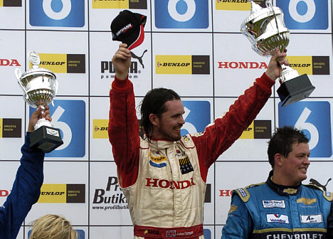 Atter kunne James Thompson hæve den store pokal i vejret.